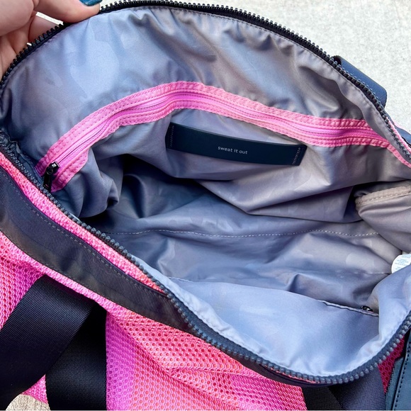 🦄 Lululemon Duffle Bag in Rare Opulent Stripe Pink - Picture 8 of 11